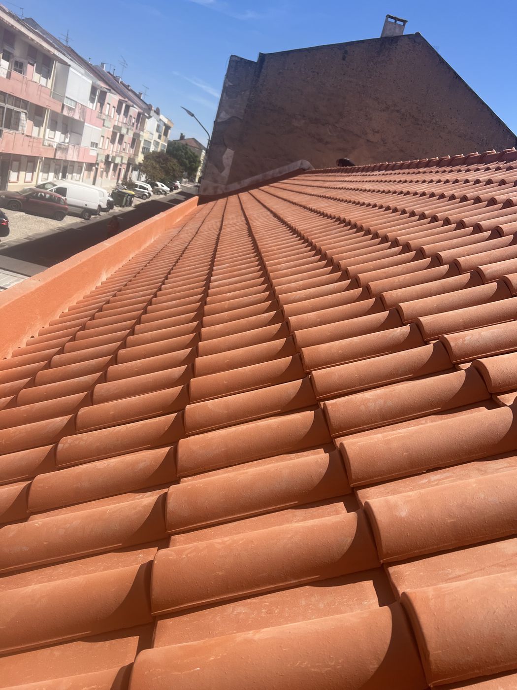 Telhado reconstruído com telha nova, na Baixa da Banheira